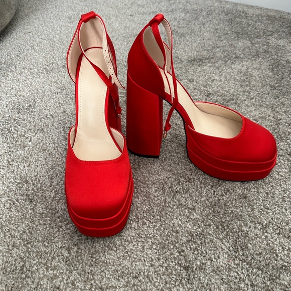 Satin red platform heel with ankle strap. - Picture 2 of 5